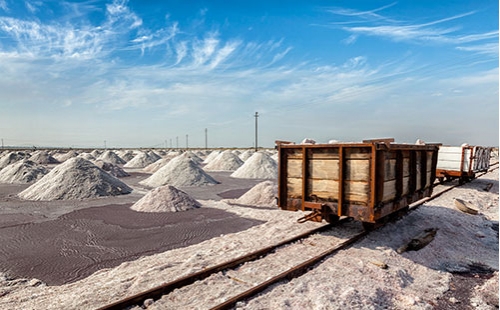 DY移動帶式輸送機主要特點:采用高精度，硬具面齒輪，其承載能力高，(比軟具面具輪提高2-3倍)；壽命長(可達10年)；結構聚湊，占地面積小(可減少50%以上)；重時輕，體積小(可降低50%)；尤其是垂直傳動結構形式，更適于煤礦井下礦山運輸機械上使用。DY型移動式膠帶輸送機是一種工效高， 實用，機動性好的連續輸送裝卸設備。主要用于裝卸地點經常變更動的場所，如：港口、碼頭、車站、煤場、倉庫、建筑工地、